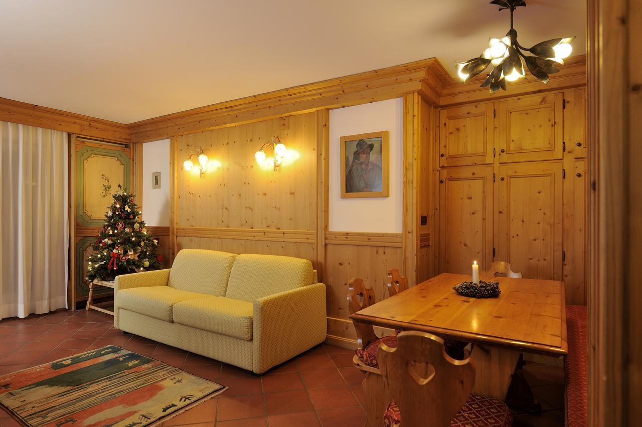 Апарт готель Chalet Dei Pini Мадонна-ді-Кампільйо Екстер'єр фото