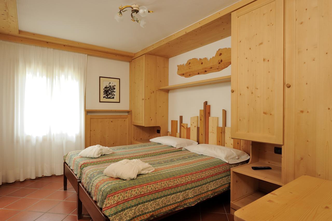 Апарт готель Chalet Dei Pini Мадонна-ді-Кампільйо Екстер'єр фото