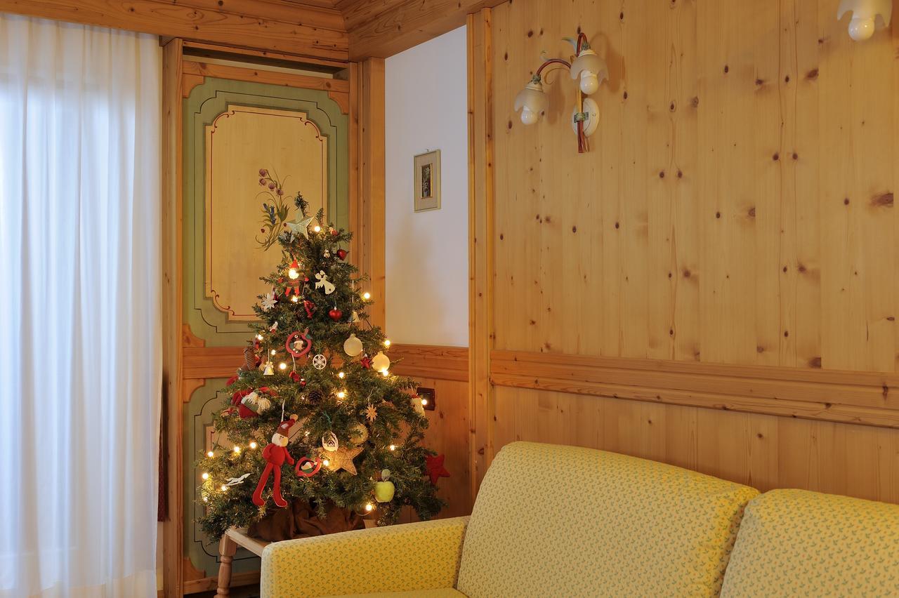 Апарт готель Chalet Dei Pini Мадонна-ді-Кампільйо Екстер'єр фото