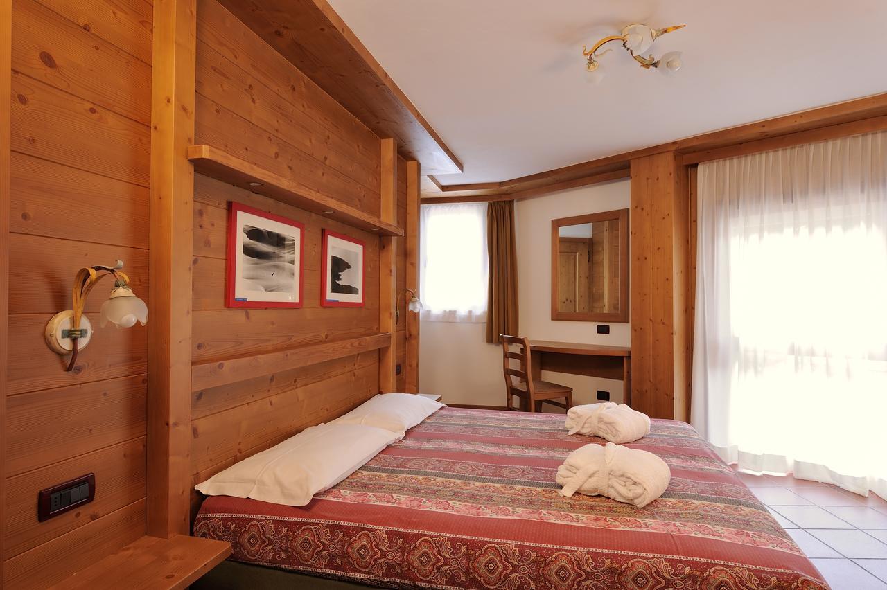 Апарт готель Chalet Dei Pini Мадонна-ді-Кампільйо Екстер'єр фото