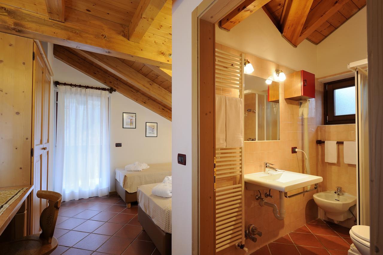 Апарт готель Chalet Dei Pini Мадонна-ді-Кампільйо Екстер'єр фото