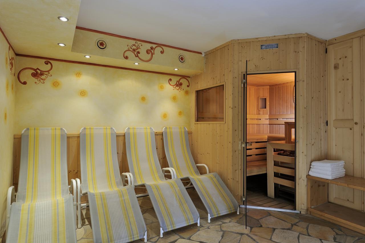 Апарт готель Chalet Dei Pini Мадонна-ді-Кампільйо Екстер'єр фото