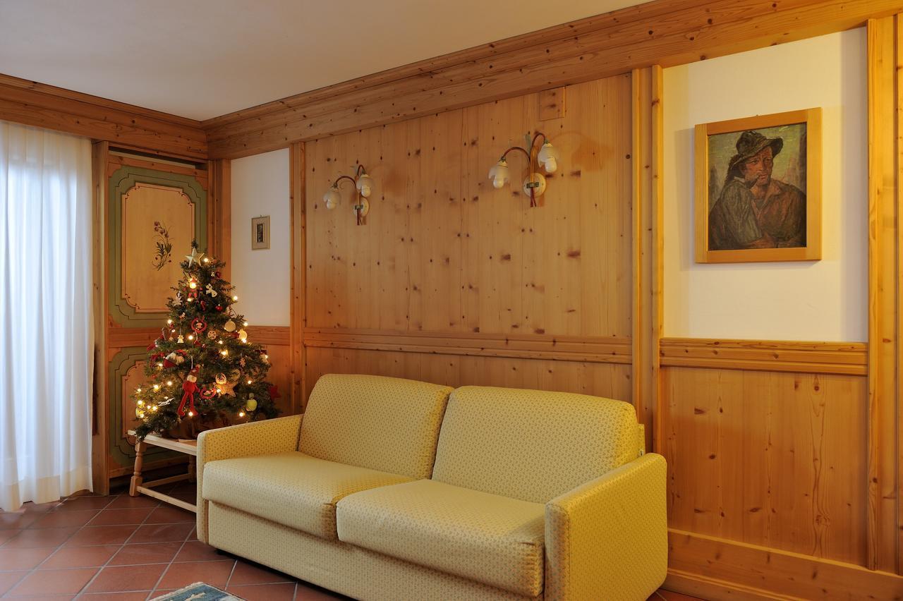 Апарт готель Chalet Dei Pini Мадонна-ді-Кампільйо Екстер'єр фото